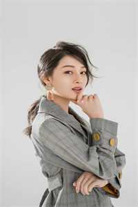 于博洋在泳池里游泳