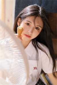 社恐少女被迫当显眼包